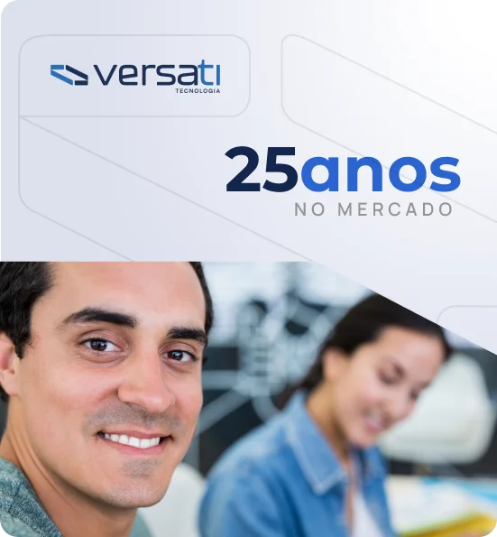 Homem sorrindo com um texto informando que a Versati tem 25 anos de experiência no mercado.